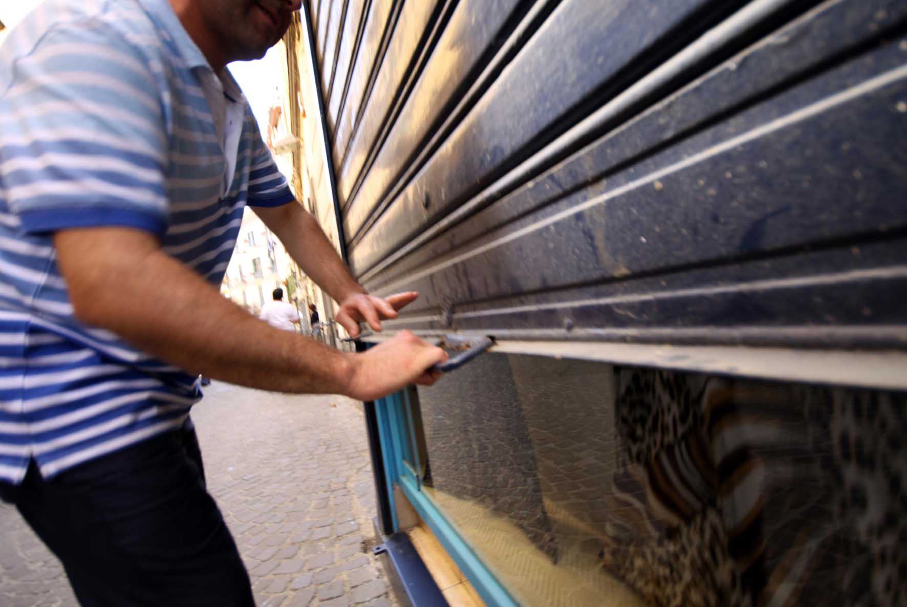 Potere d’acquisto: in 4 anni persi 46 miliardi a fronte di 77 miliardi in più di tasse potere d'acquisto Negozi chiusi in alcune festività obbligo di chiusura dei negozi alla domenica confartigianato commerciante serranda negozio