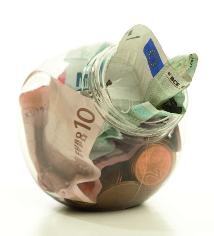 risparmio barattolo vetro soldi euro FbySh fondi pensione Economia in frenata 2023 esproprio dei conti correnti conti e depositi