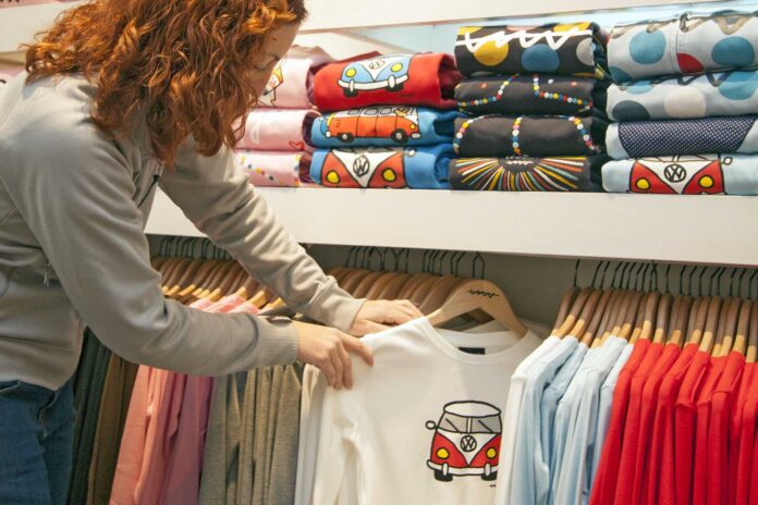 negozio abbigliamento donna sceglie maglia vendite al dettaglio Federazione Moda Italia-Confcommercio Osservatorio consumi Confimprese-Ey