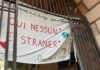 Genova, la Polizia rimuove dall’entrata di una scuola primaria lo striscione “Qui nessuno è straniero”