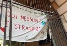 Genova, la Polizia rimuove dall’entrata di una scuola primaria lo striscione “Qui nessuno è straniero”