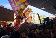Corteo per lo sciopero generale a Napoli, momenti di tensione tra manifestanti e Polizia / Video