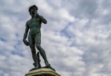 Trovata bombola di gas sotto il David in piazzale Michelangelo a Firenze, ritenuta inoffensiva dopo gli accertamenti